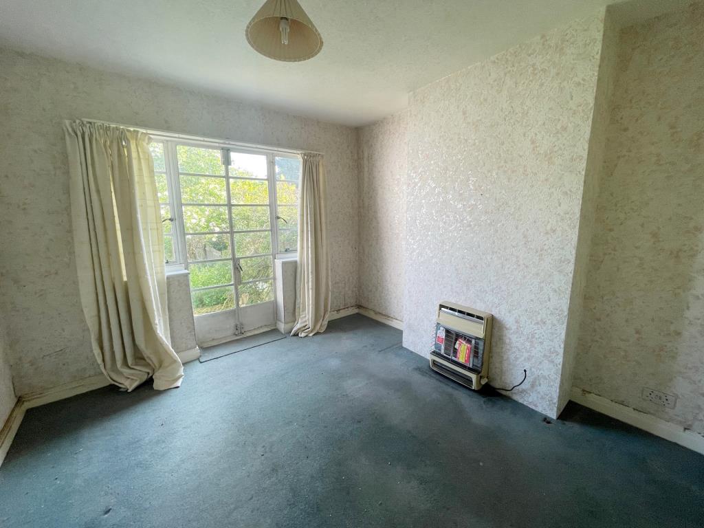 Lot: 26 - FOUR-BEDROOM SEMI-DETACHED HOUSE FOR IMPROVEMENT - Dining room with french door opening to rear garden